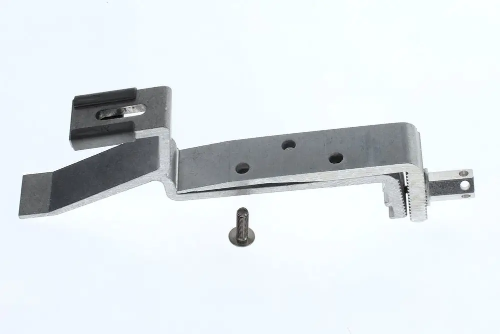 Einstellbarer Dachhaken aus Metall mit integrierten Halte- und Befestigungselementen, hergestellt von Bosch. Im Bild ist eine Schraube neben dem Haken sichtbar.